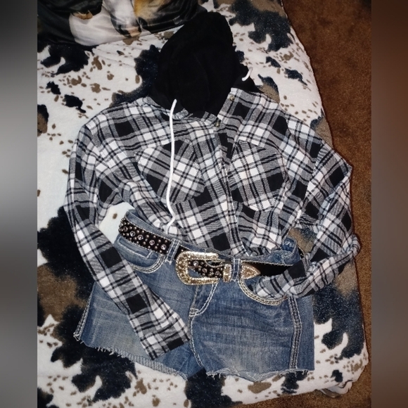 COWGIRL TUFF CO.  WOMENS CUT OFF SHORTS. SIZE 28. SEE MEASUREMENTS BELOW. - Picture 1 of 7